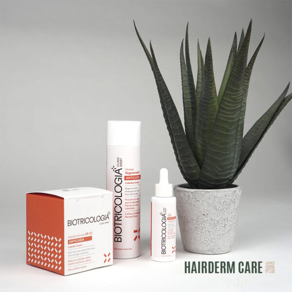 Imagen promocional de la gama "Biotricología Anticaída" presentando varios productos como champú, loción y ampollas, todos destinados a prevenir la caída del cabello. Los empaques blancos y naranja destacan sobre un fondo neutro, complementados por una planta de aloe vera, simbolizando los ingredientes naturales utilizados. Esta imagen ilustra claramente la línea completa de productos anticaída, mostrando tanto los envases como las cajas de los productos, lo cual es ideal para destacar sus características y beneficios en un entorno visualmente atractivo.