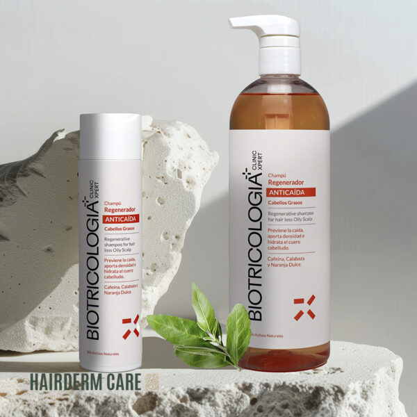 Champú regenerador anticaída para cabellos grasos de Biotricología en envase blanco y marrón con bomba dispensadora, rodeado de naturaleza, destacando ingredientes naturales como la cafeína y extractos vegetales para fortalecer el cabello y prevenir la caída