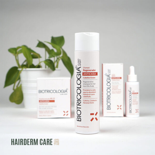 Gama de productos Biotricología Anticaída para cabellos grasos, incluyendo champú, suero y otros tratamientos en un ambiente natural con plantas verdes al fondo, destacando su enfoque en la regeneración capilar y el control de grasa, ideal para cabello que necesita cuidado intensivo post-cirugía o para fortalecer el cabello debilitado.