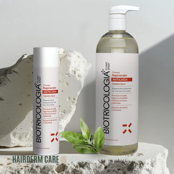 Productos de champú regenerador anticaída Biotricología para cabellos secos. Presentación en botella dispensadora y tubo, acompañados de una planta de aloe vera, enfatizando sus ingredientes naturales como extracto de avena y glicerina
